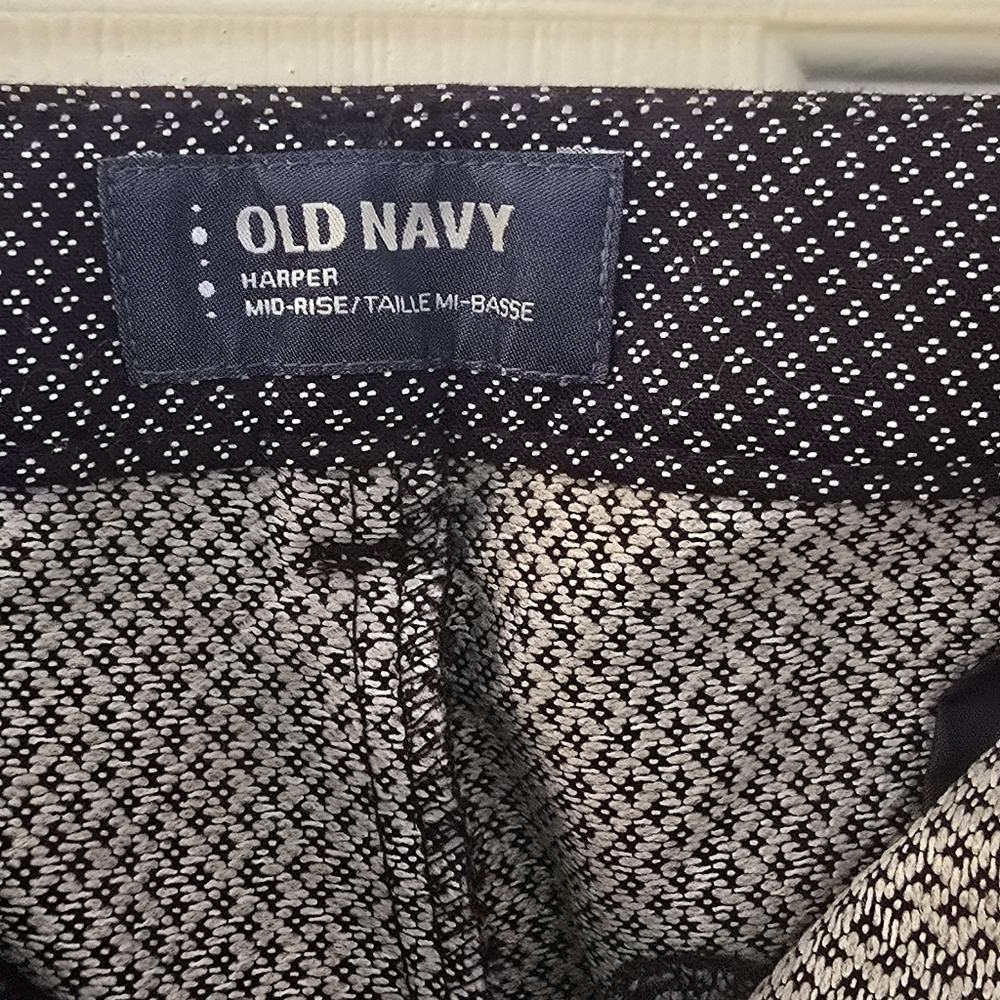 Old Navy Women's Cropped Pants, Small White Print, Front Pockets, Size 14 (310) - Picture 4 of 9